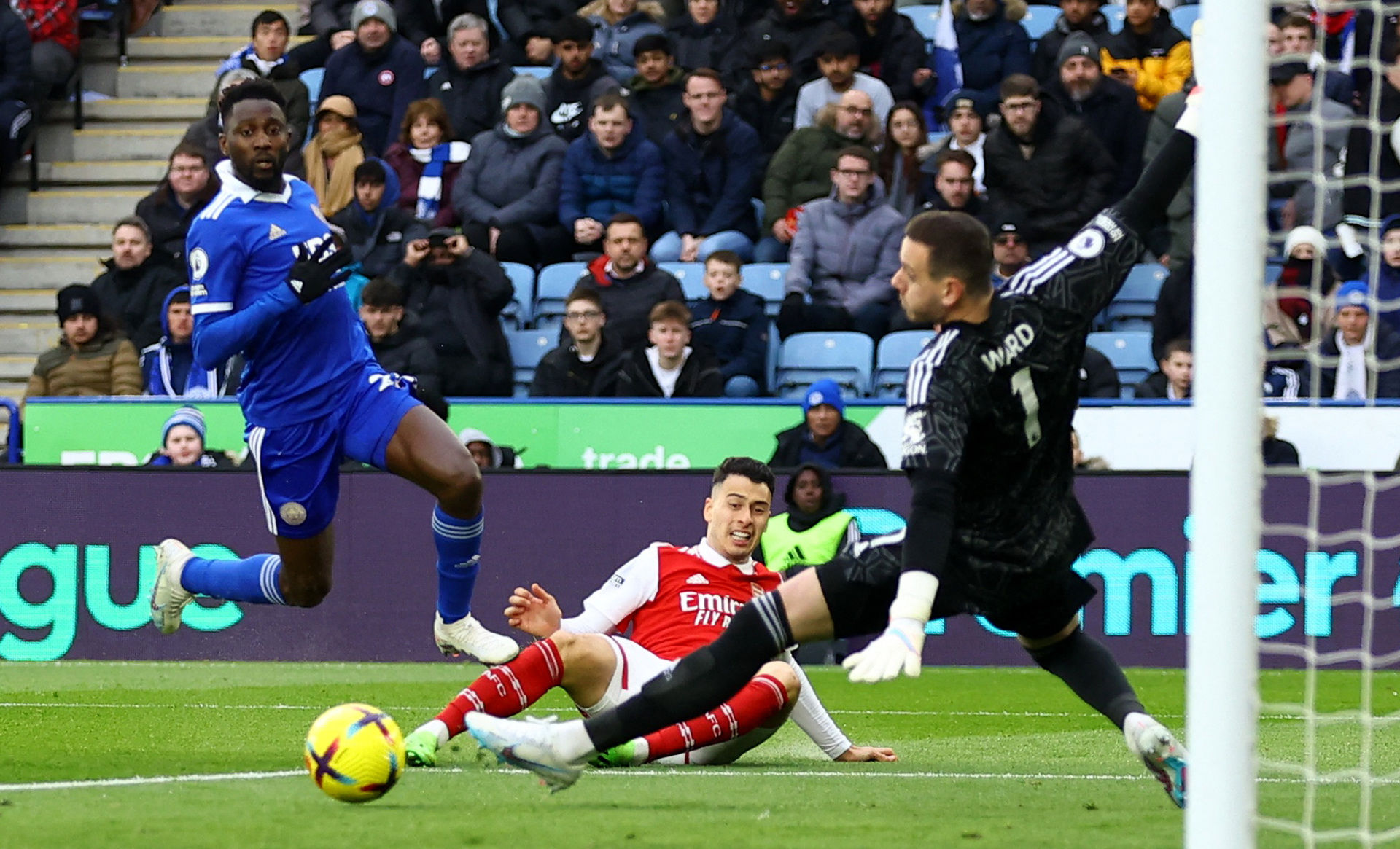 快船132-100横扫篮网，表现亮眼的球员超过半数.